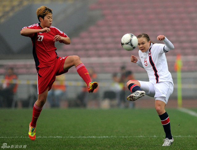 李影与图丽尔拼抢