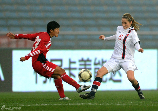 任桂辛与英格丽-吕朗拼抢