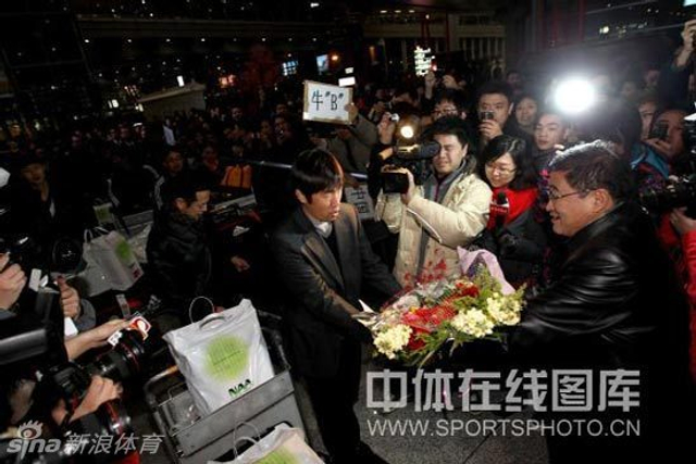 韦迪向高洪波献花
