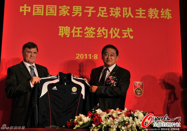 国足正式签约卡马乔