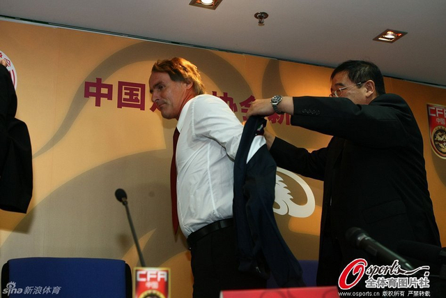 韦迪为国青主帅里克林克披上国足外套