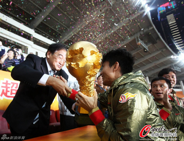 韦迪为郑智颁发火神杯