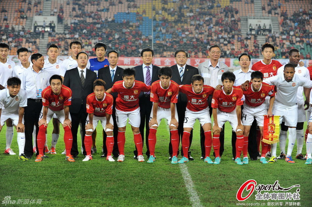 韦迪与2012中超全明星赛球员合影