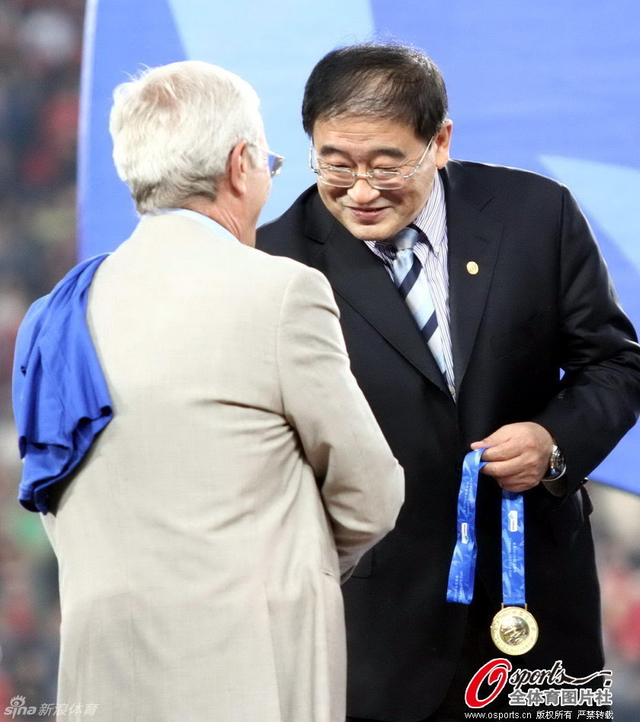 韦迪为里皮颁发奖牌