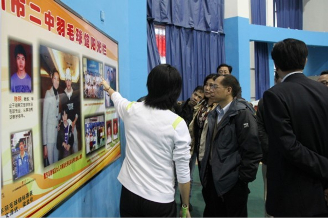 张剑(中)视察校园体育教学