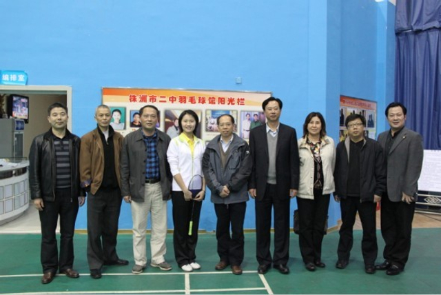 张剑(中)探访中学体育教学