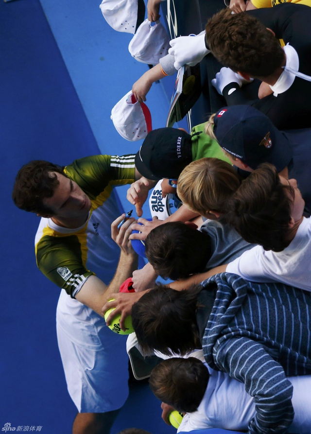 赛后穆雷为球迷签名