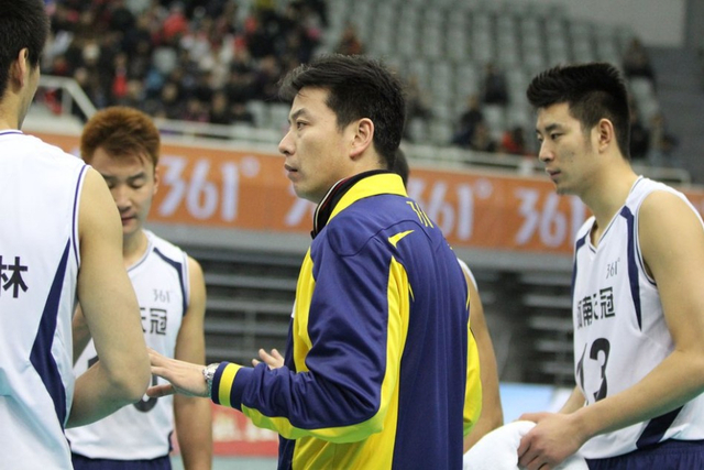 谢国臣指导河南男排队员