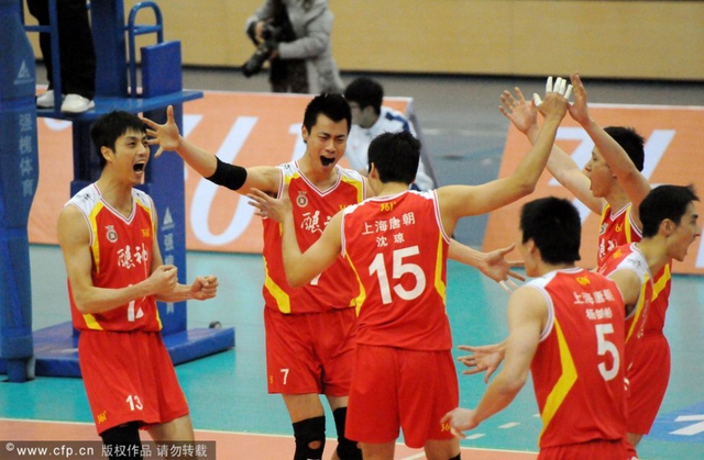 上海男排老将尽情享受比赛