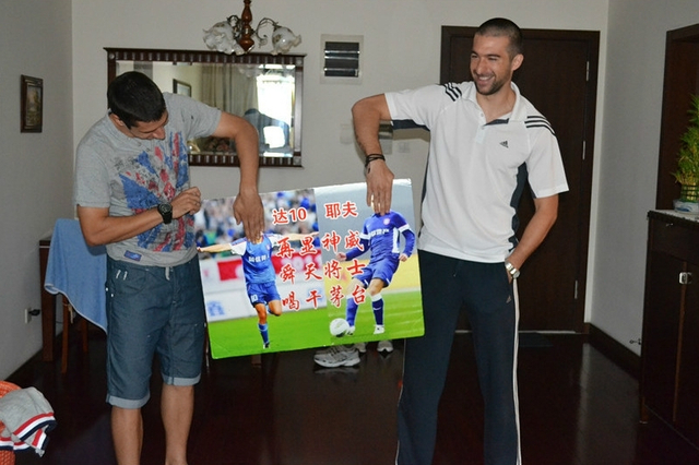 两人都把对方挡住了