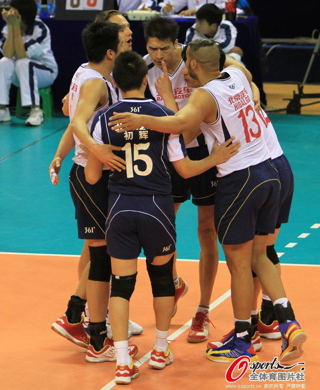北京男排庆祝胜利