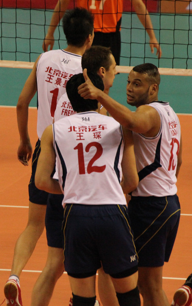 北京外援萨尔瓦多竖大拇指