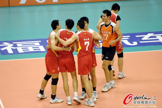 八一相拥庆祝得分