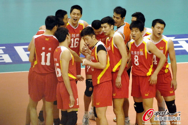 八一男排庆祝得分