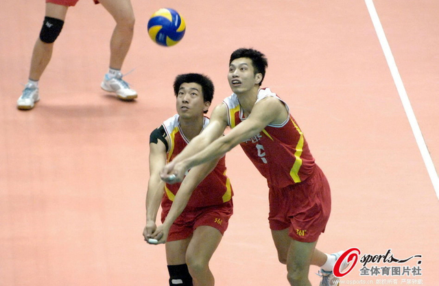 八一男排双龙戏珠