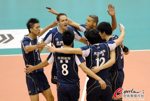 北京男排庆祝得分