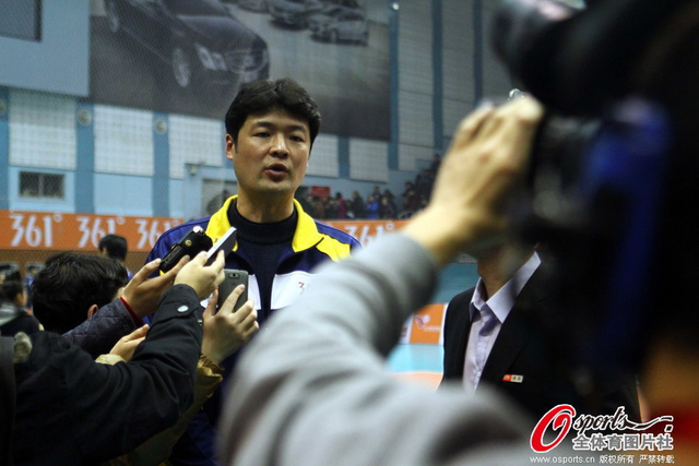 北京队主帅李牧接受带饭