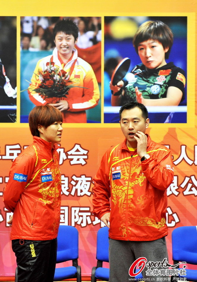 孔令辉和郭焱交谈