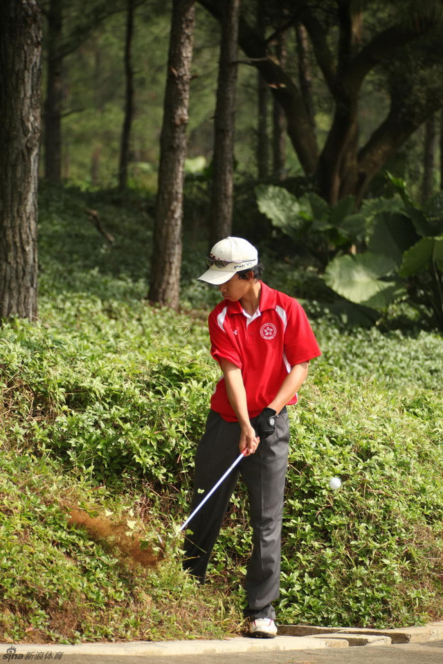 花絮 香港队员黄子龙长草救球