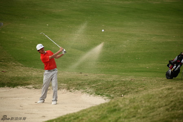 黄帅铭沙坑救球