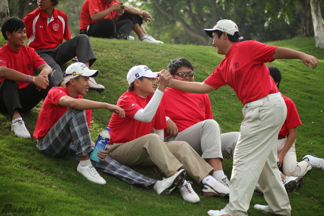 卢永泰加洞赛获胜后与队友庆祝