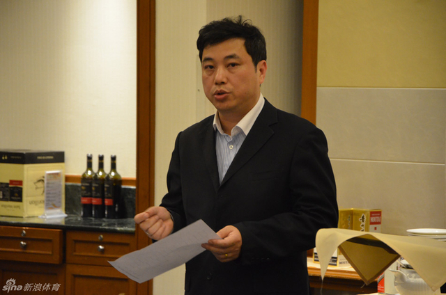 裁判长主持抽签仪式