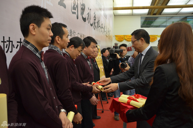 参赛棋手颁发证书