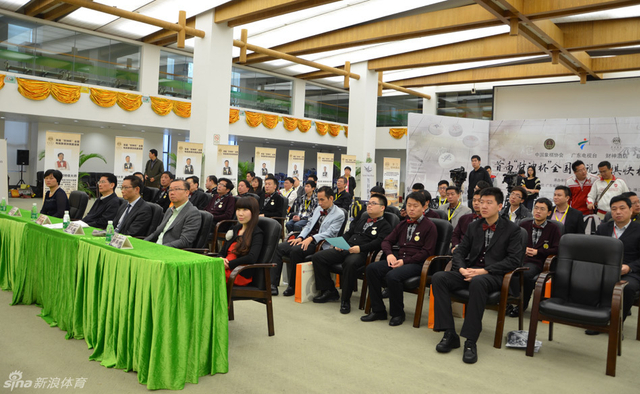 众嘉宾出席开幕式