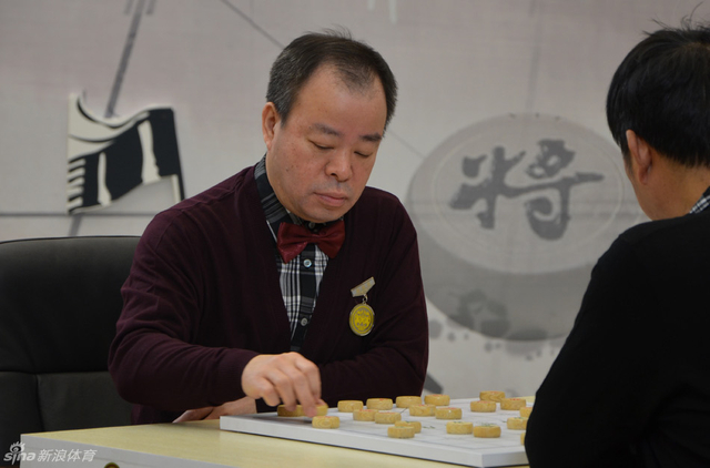 赵国荣小心翼翼