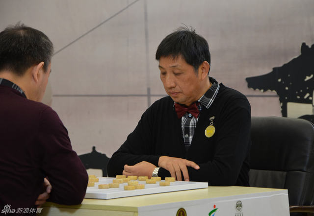 柳大华端坐对局