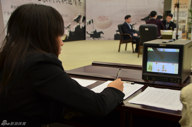裁判员用转播机记录棋局