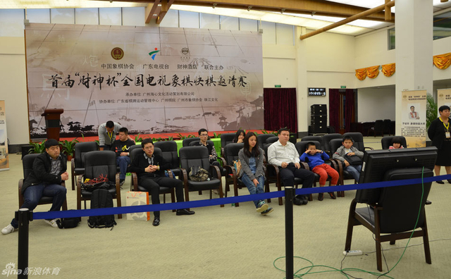 直播现场众人观战