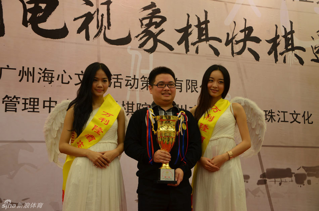 冠军蒋川与美女礼仪合影