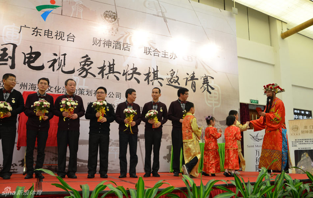 财神爷现场派发红包