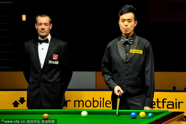 傅家俊吐舌思考