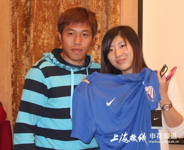 王长庆与女球迷合影