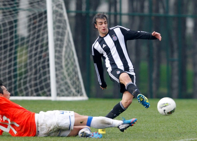 鲁能队队员铲球倒地