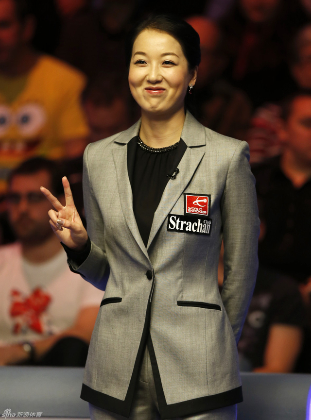 伸出象征胜利的手势