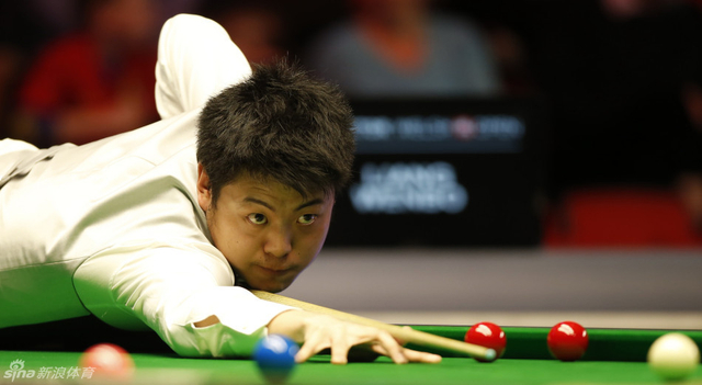 梁文博比赛中击球