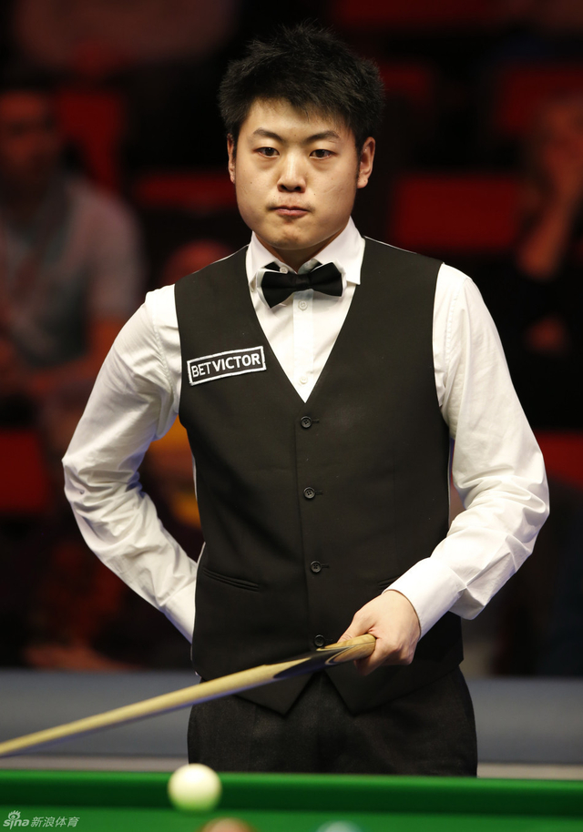 梁文博比赛中思索