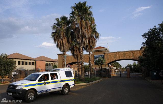警车仍停在皮斯托瑞斯家门口