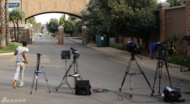 大批媒体驻守