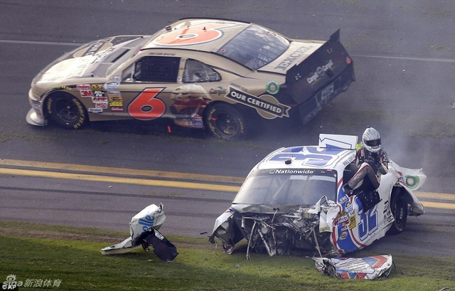 车手从出事故的车中逃出