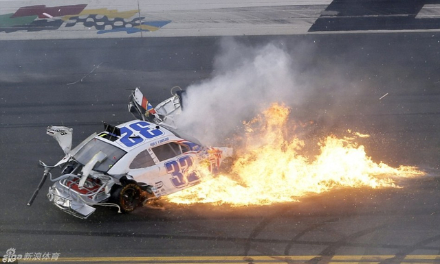 纳斯卡赛车相撞观众受伤