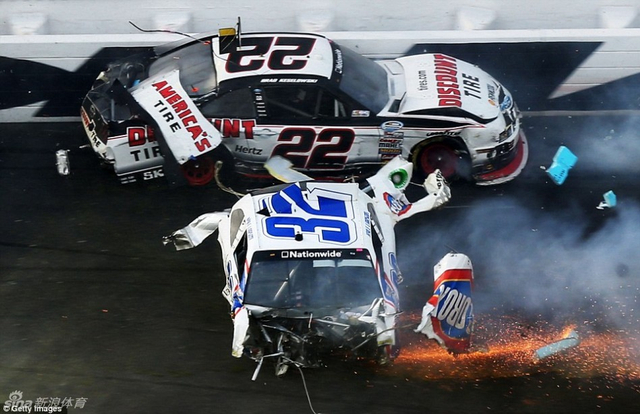 一辆赛车已被撞碎