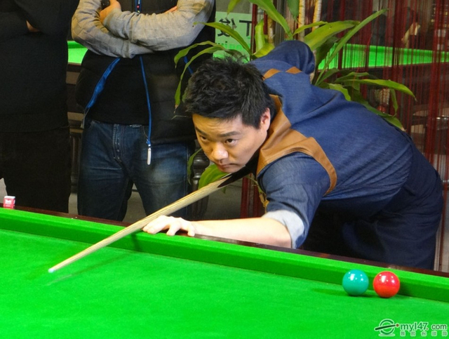 丁俊晖专注比赛
