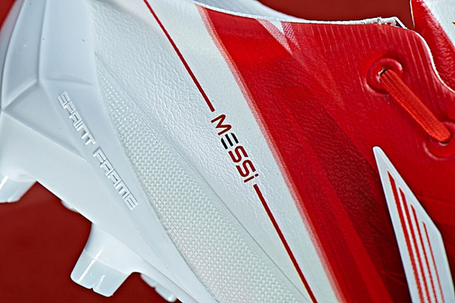 球鞋上刻着梅西名字