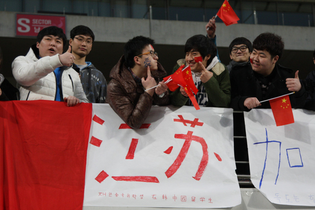 舜天球迷展示脸上彩纹