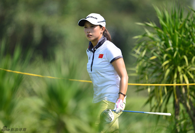 黎佳韵走在草丛中