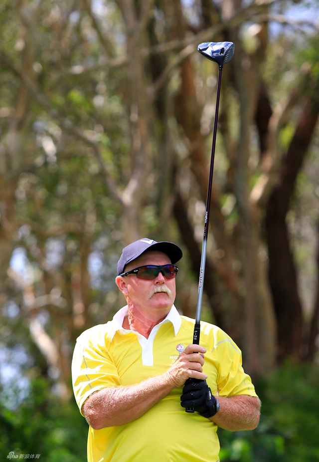 朗-罗伯茨观看球路